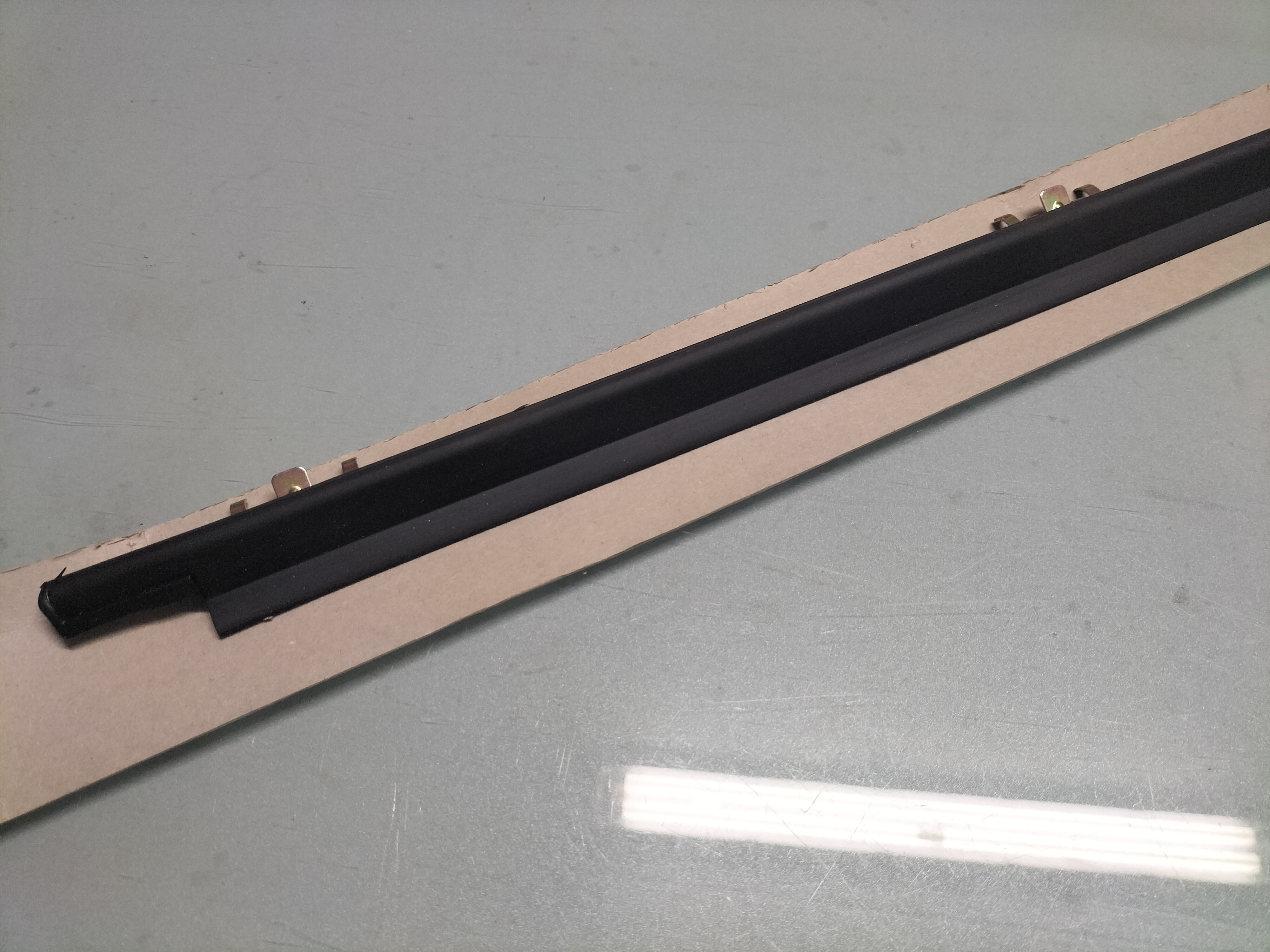 Portierraamgeleider linksvoor Nissan 80821-26M03 Orgineel.