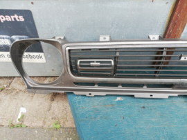 Grille Datsun Sunny B210 Sedan 62302-H???? Gebruikt.