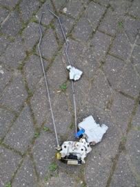 Deurslot rechtsvoor Nissan Terrano2 R20 80500-7F010