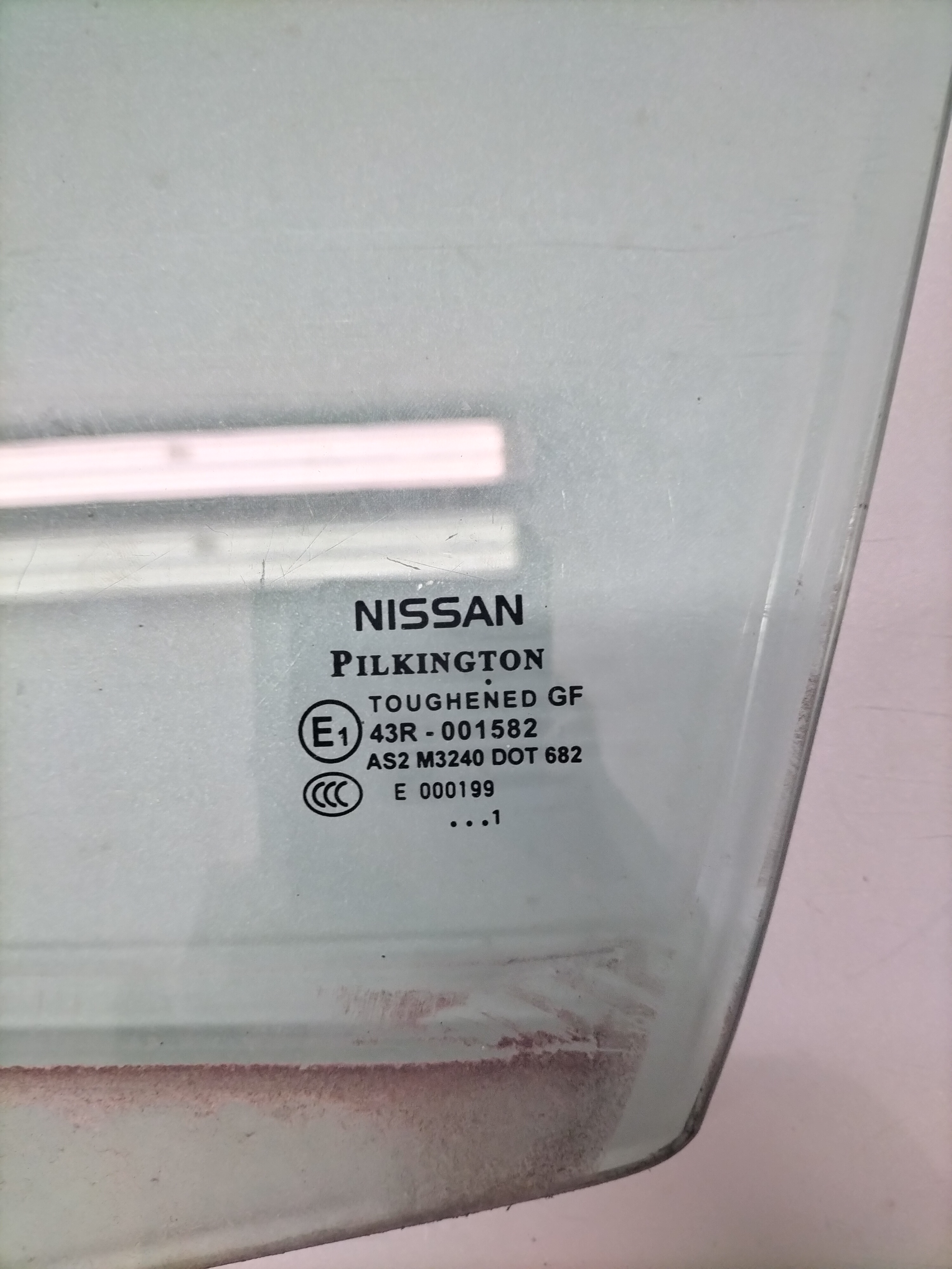 Portierruit linksvoor Nissan Qashqai J10 80301-JD000 Gebruikt/ Lichte schade.