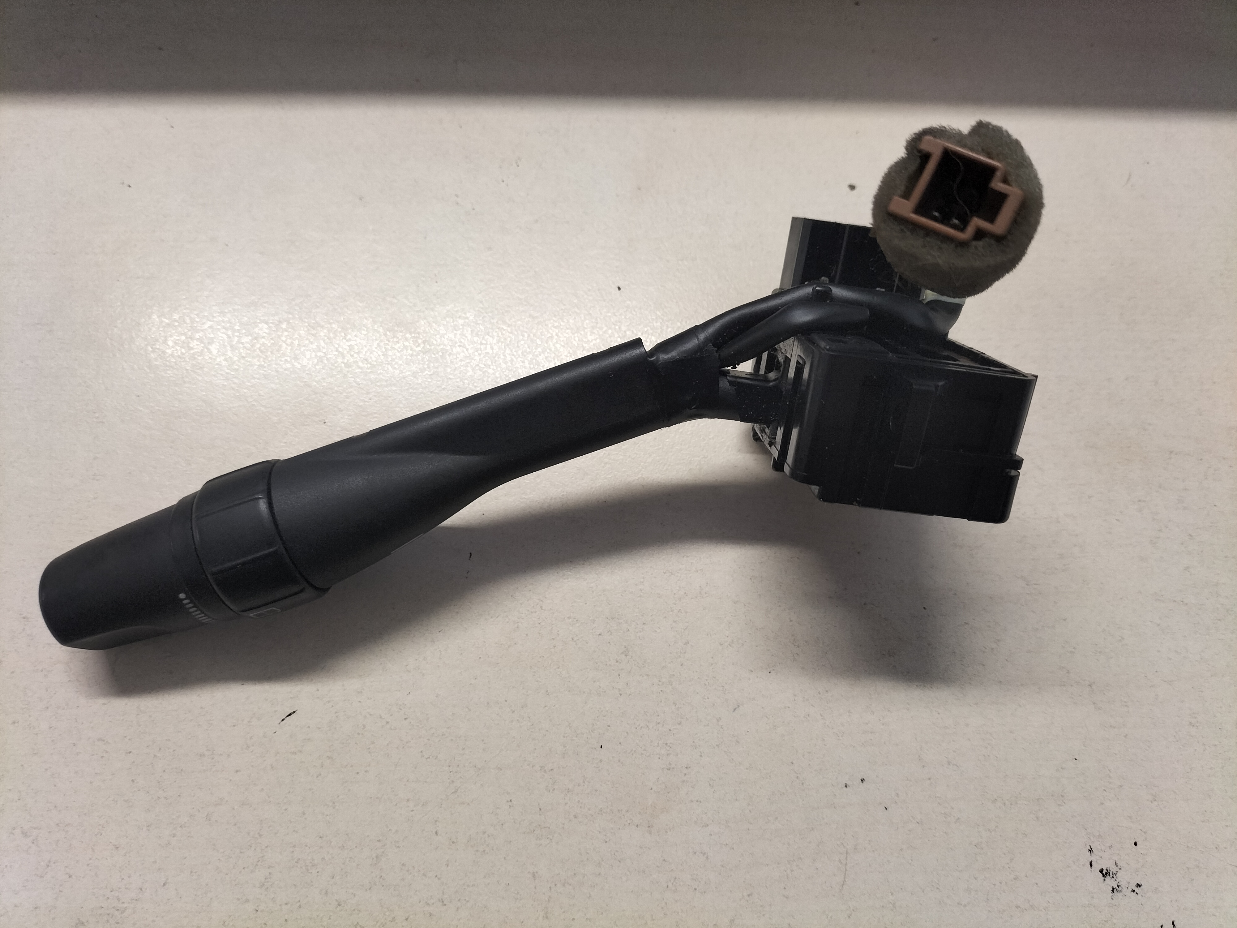 Ruitenwisserschakelaar Nissan 25260-70F02 C23/ N15/ P10/ R20/ S14/ Y60 Gebruikt.