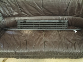 Grille Nissan MicraK10 62310-04B00 Gebruikt en licht schade.
