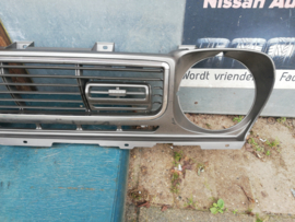 Grille Datsun Sunny B210 Sedan 62302-H???? Gebruikt.