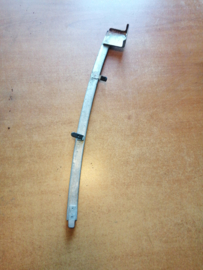 Voorste raamgeleider bestuurdersportier Nissan Bluebird 80215-D4000 T12/ T72 Gebruikt.