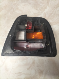 Achterlicht links Nissan Sunny N14 sedan B6559-62C10 (Ichicoh 7304) Gebruikt.