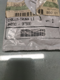Kofferbakembleem Nissan Primera P11 84890-9F500 Origineel