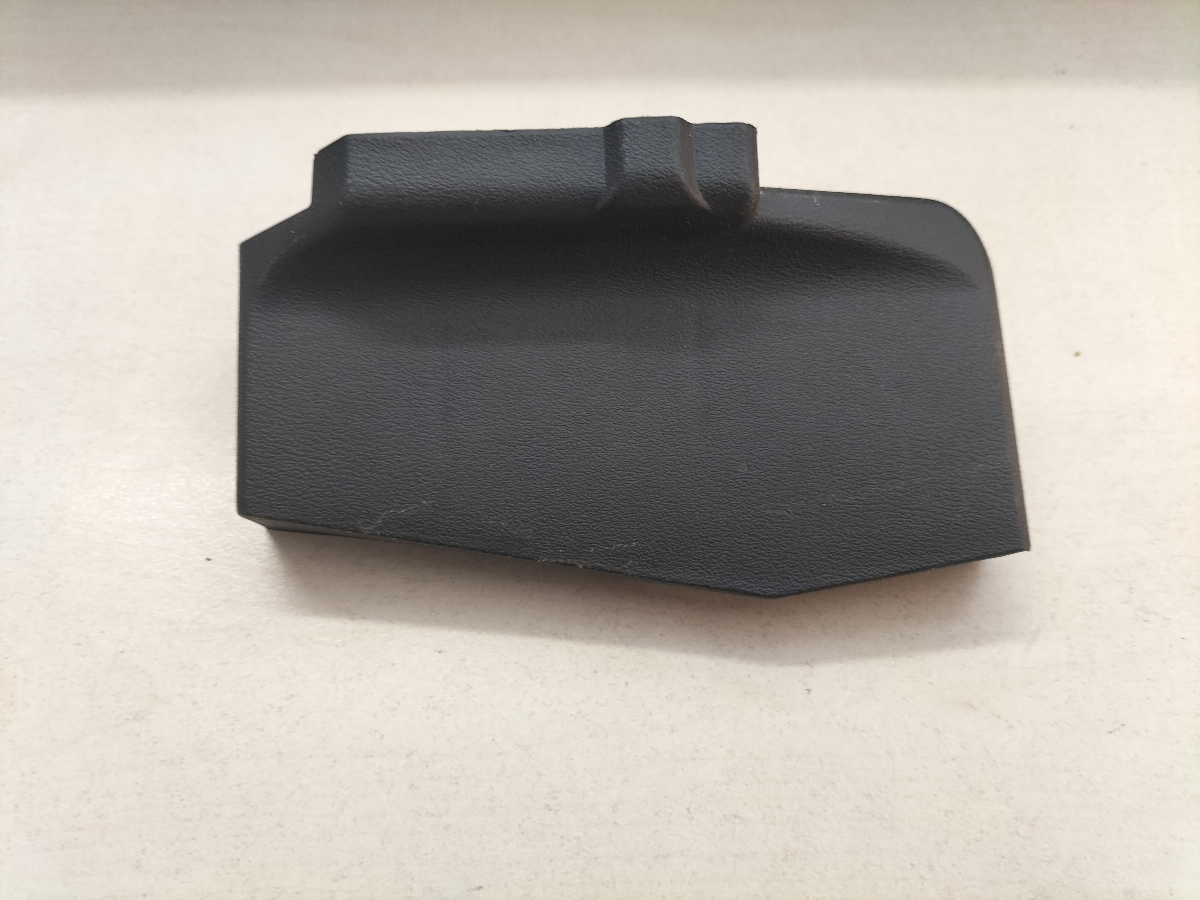 Afdekkap montagebout bestuurdersstoel Nissan Primera P11 87558-2F102 Gebruikt.