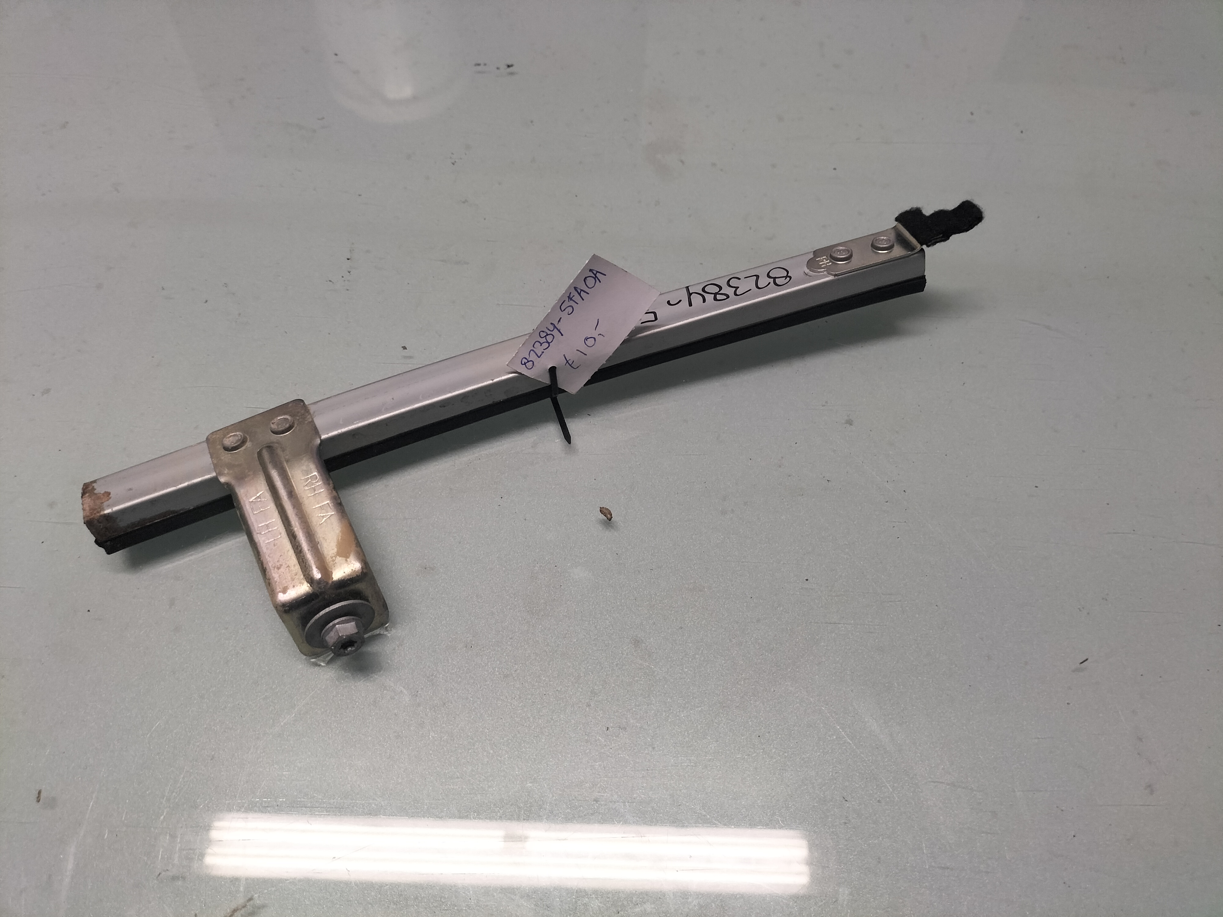 Raamgeleider Nissan Micra K14 82384-5FA0A Gebruikt