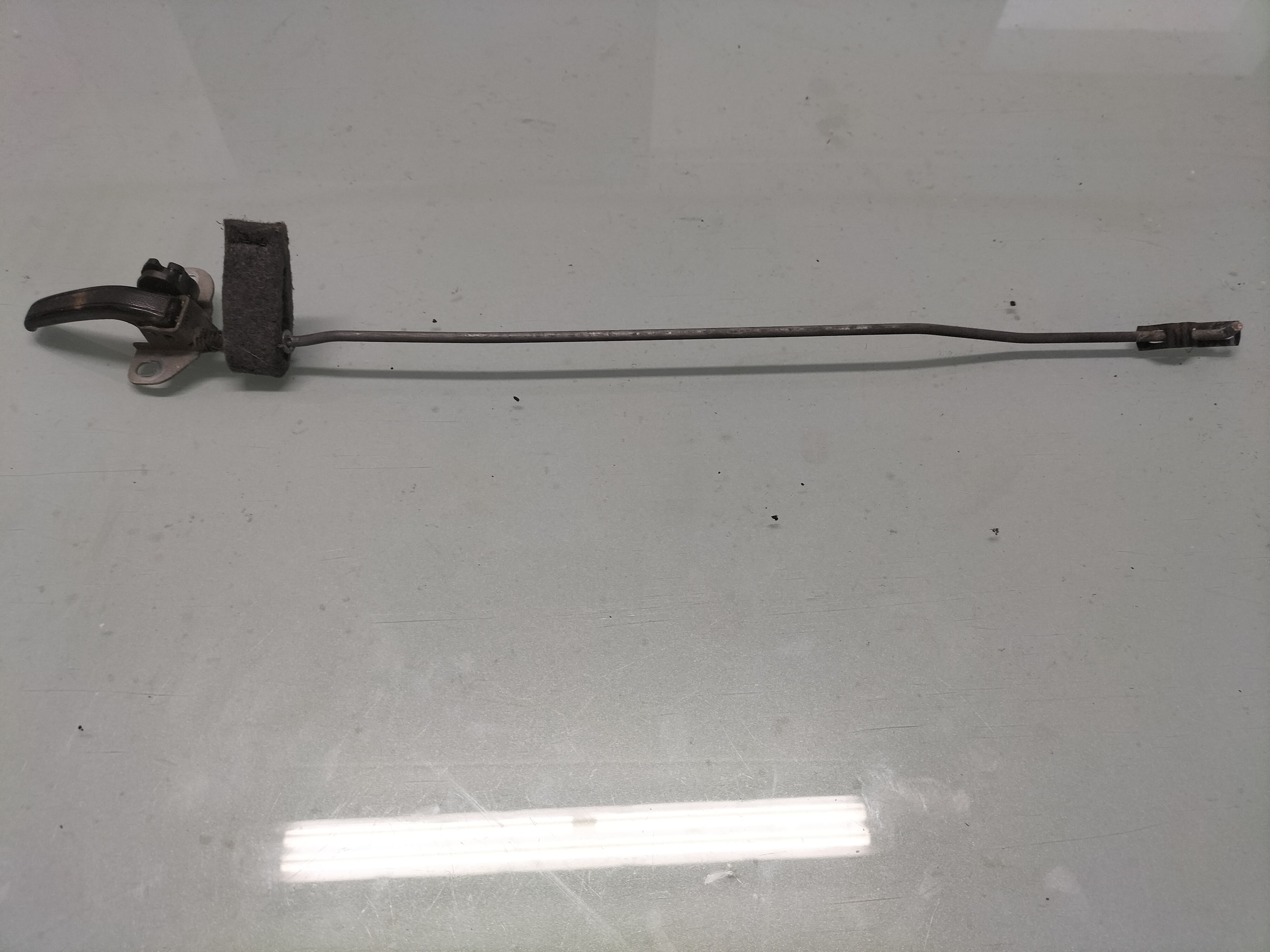 Deurgreep binnenzijde linksachter Datsun Cherry E10 4-deurs sedan 82526-M0302 Gebruikt.