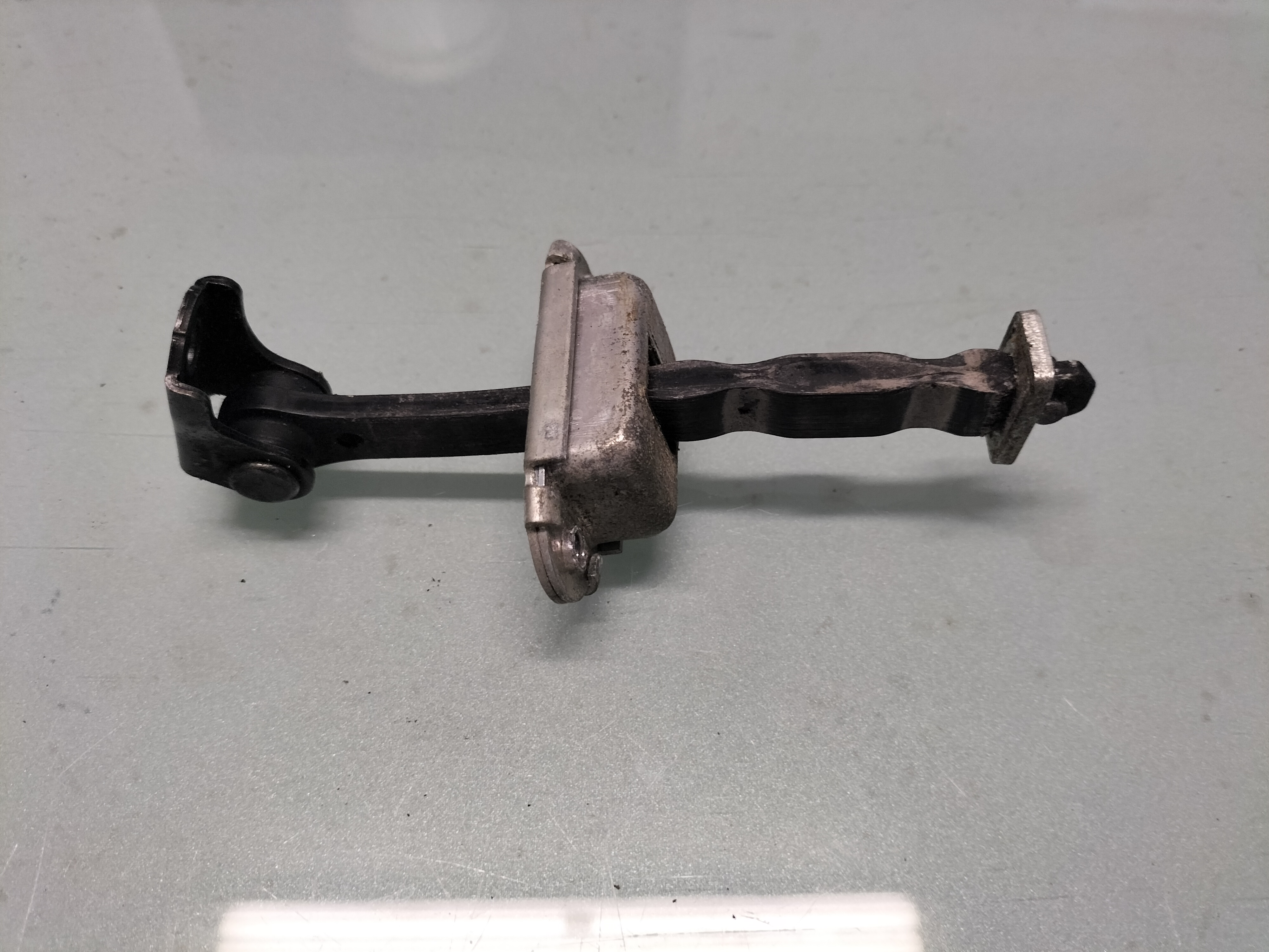 Deurvanger achterportier Nissan Qashqai J10 82430-JD000 Gebruikt.