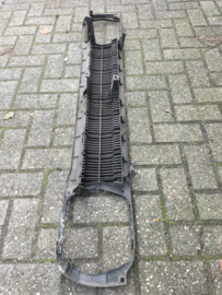 Grille Datsun Cherry F10 sedan 62303-M3903 Gebruikt, lichte schade. Scheur.
