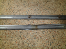 Dorpellijstenset Datsun Cherry E10 76482-M0200 Gebruikt.