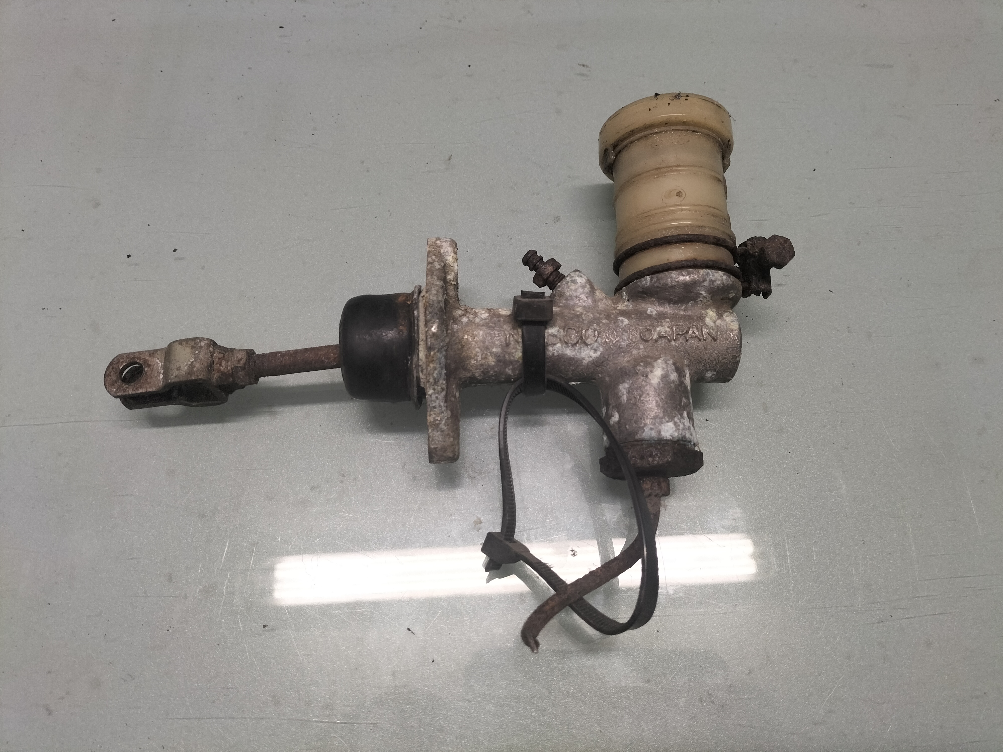Assy-cilinder clutch master Datsun Cherry E10 30610-M1002 Gebruikt.