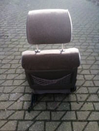 Bijrijdersstoel Nissan Bluebird T72 87000-Q9206 Gebruikt.