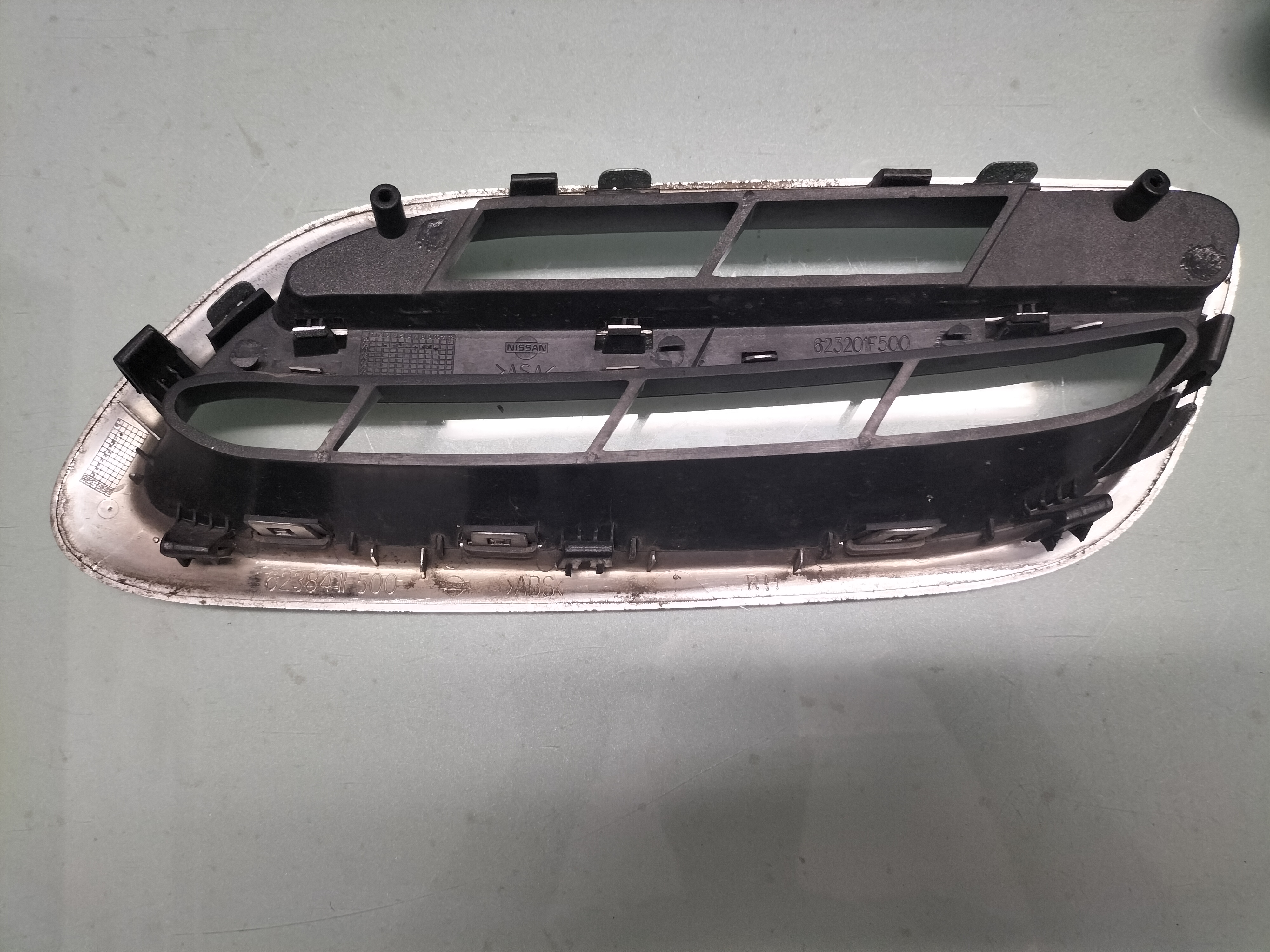 Grille front Nissan Micra K11 62310-1F525 (set left + right) Used part