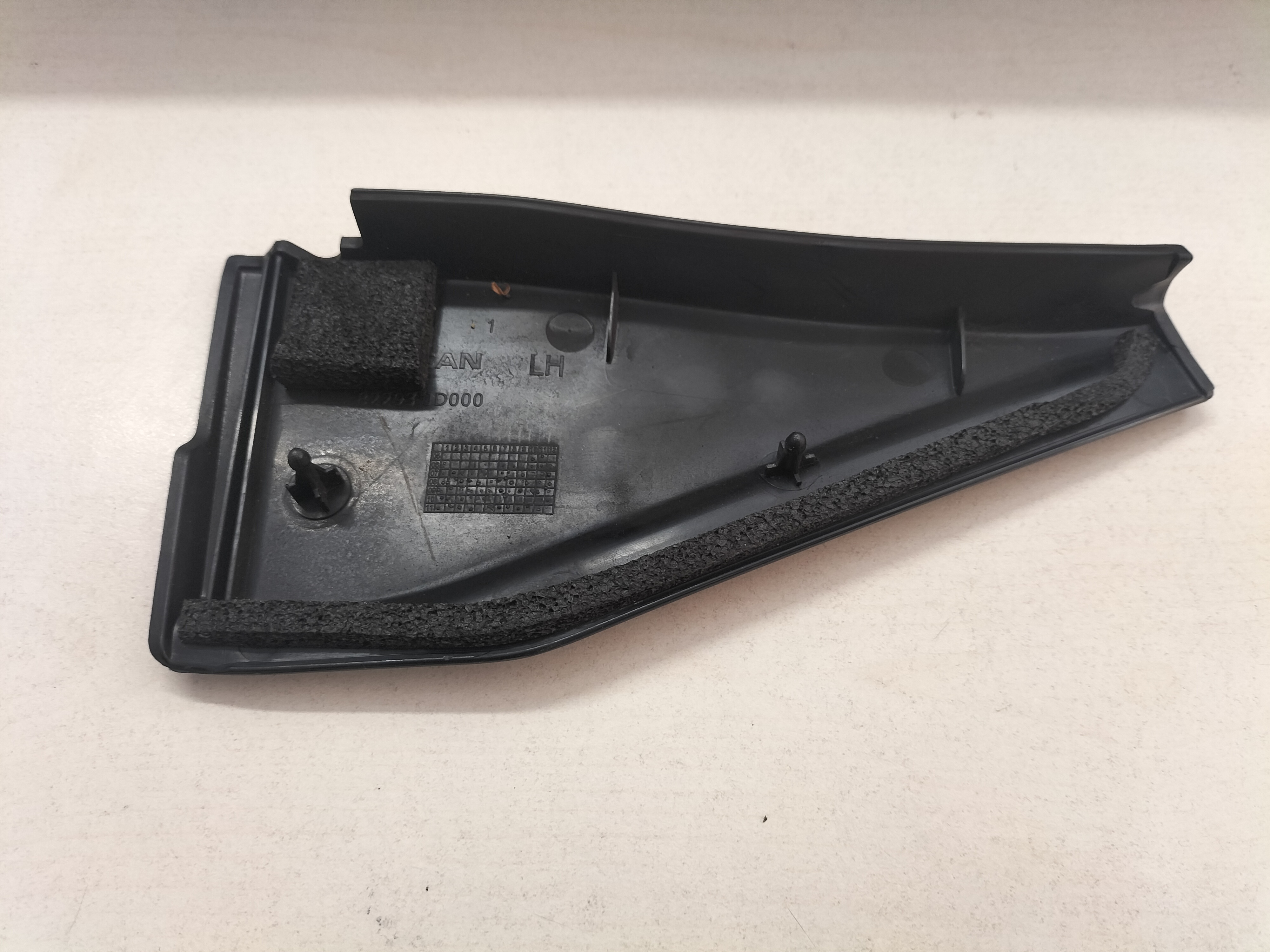 Afdekkap hoek binnenzijde achterdeur links Nissan Qashqai J10 82293-JD000 Gebruikt.