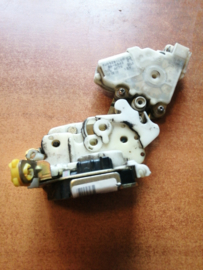 Deurslot rechtsvoor met deurslot mechaniek Nissan Terrano2 R20 80502-0X000 + 80552-91L6B (80552-91L66) Gebruikt.