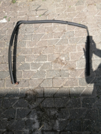 Raamgeleiderubber rechtsvoor Nissan Primera P11/ WP11 80330-2F004 Gebruikt.