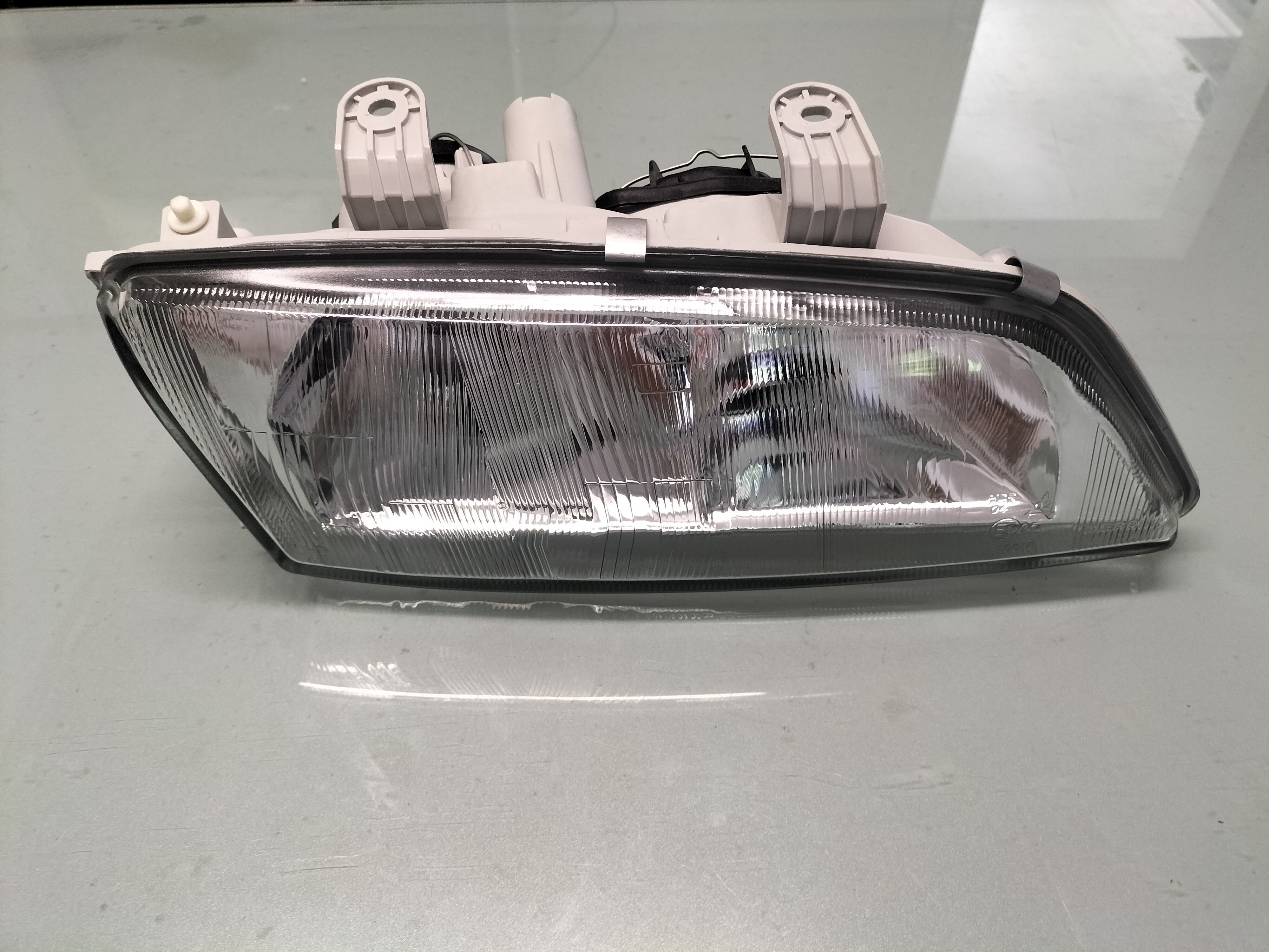 Headlamp assy-right hand Nissan Primera P11 26010-2F925 Nieuw.