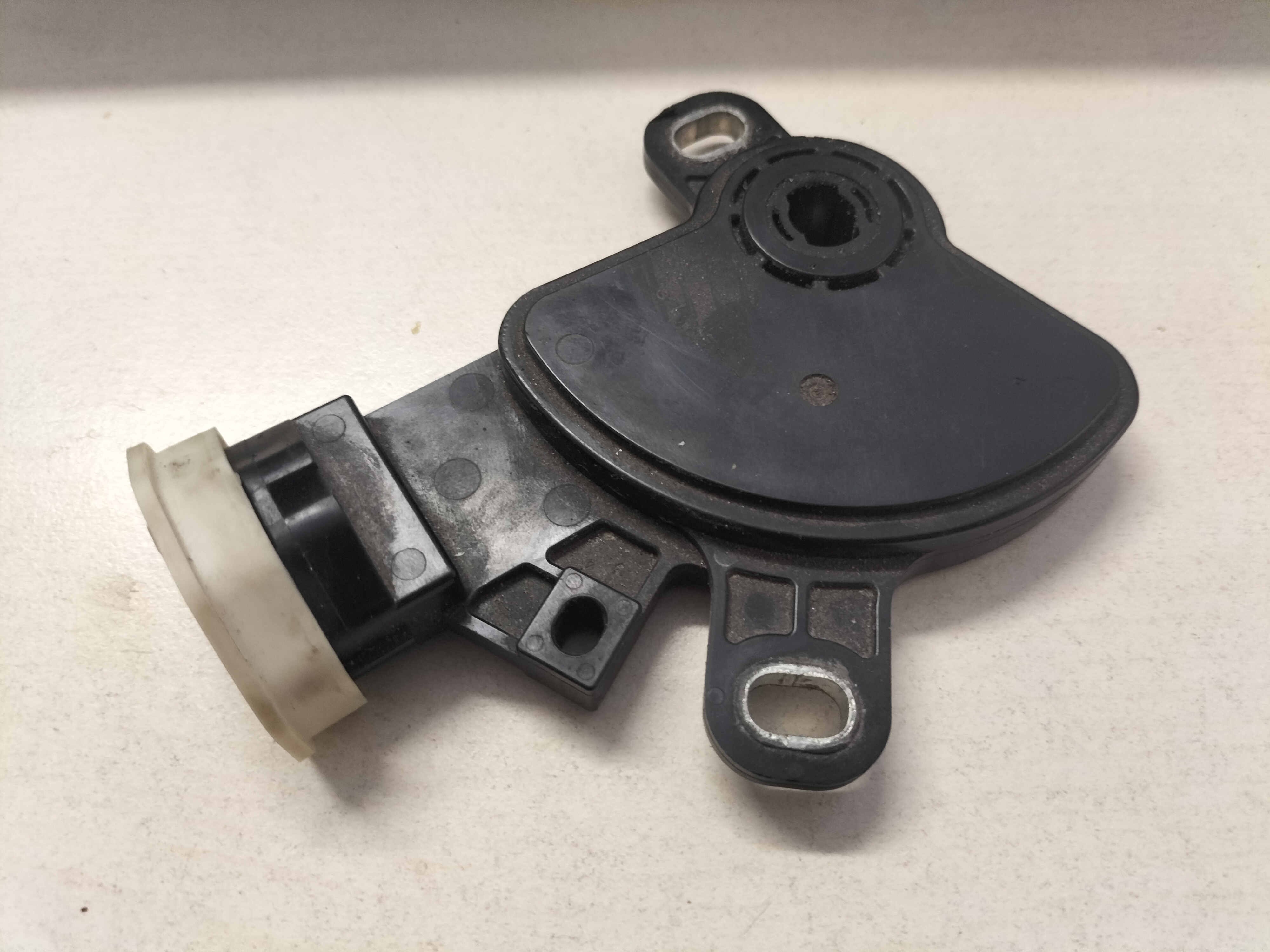 Neutraalpositieschakelaar automaatbak Nissan 31918-1XK0A C13/ F15/ J10/ JJ10/ K13/ T31/ Z51 Gebruikt.