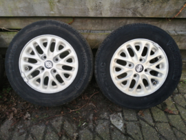 14 inch velgen met band 185/70R14 88T 114,3 naafgat 66,1 (ET45?)