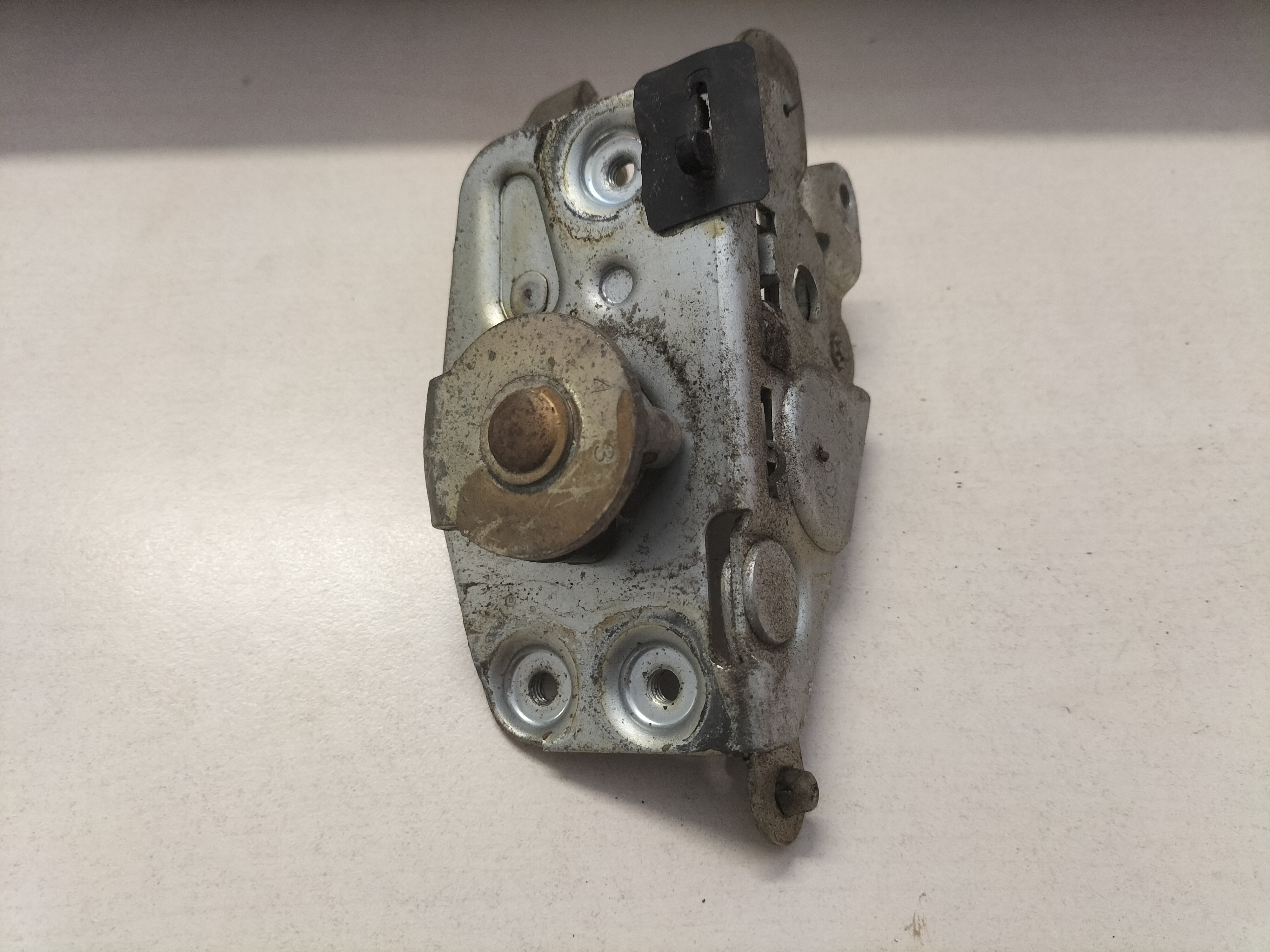 Deurslot linksachter Datsun Cherry E10 82503-M0301 Gebruikt.