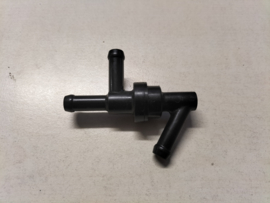 Ontluchtingsventiel benzineslang Nissan 17368-7J500 K11/ P11/ WP11 Gebruikt.
