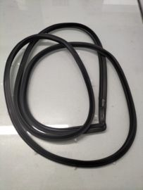 Deurrubber linksachter deurzijde Datsun Sunny B210 4-deurs sedan 82831-H5000 Nieuw.