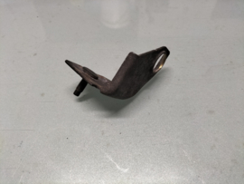 Aircocondensorsteun linksonder Nissan 92112-BM411 N16/ P12/ V10 Gebruikt.