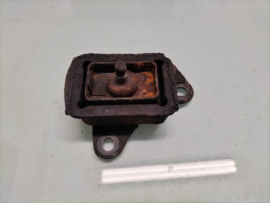 Achterste motorsteun Datsun Cherry E10 11320-M0201 Gebruikt.