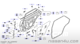 Sierlijst buitenzijde achterportier links Nissan Bluebird T72 82821-Q9000 Gebruikt.