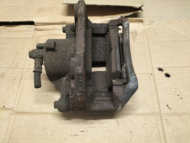 Remklauw linksvoor Nissan 41011-4U100 P12/ V10 Gebruikt.