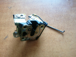 Deurslot rechtsachter Nissan Bluebird  82502-01E01 T12/ T72/ U11 Gebruikt.