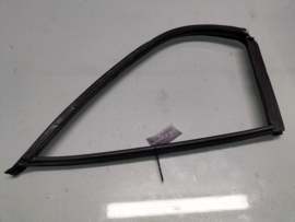 Rubber zijruit achterportier rechts Nissan 82272-90J00 Gebruikt.