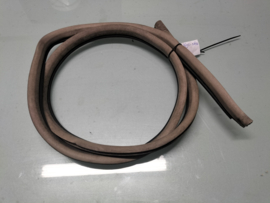 Deurrubber rechtsvoor carrosseriezijde Nissan Terrano2 R20 76921-0X800 Gebruikt.