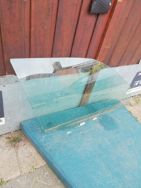 Portierruit rechtsvoor Nissan Primera P11 80300-2F050 Zonder houder (43R-00003) Gebruikt.