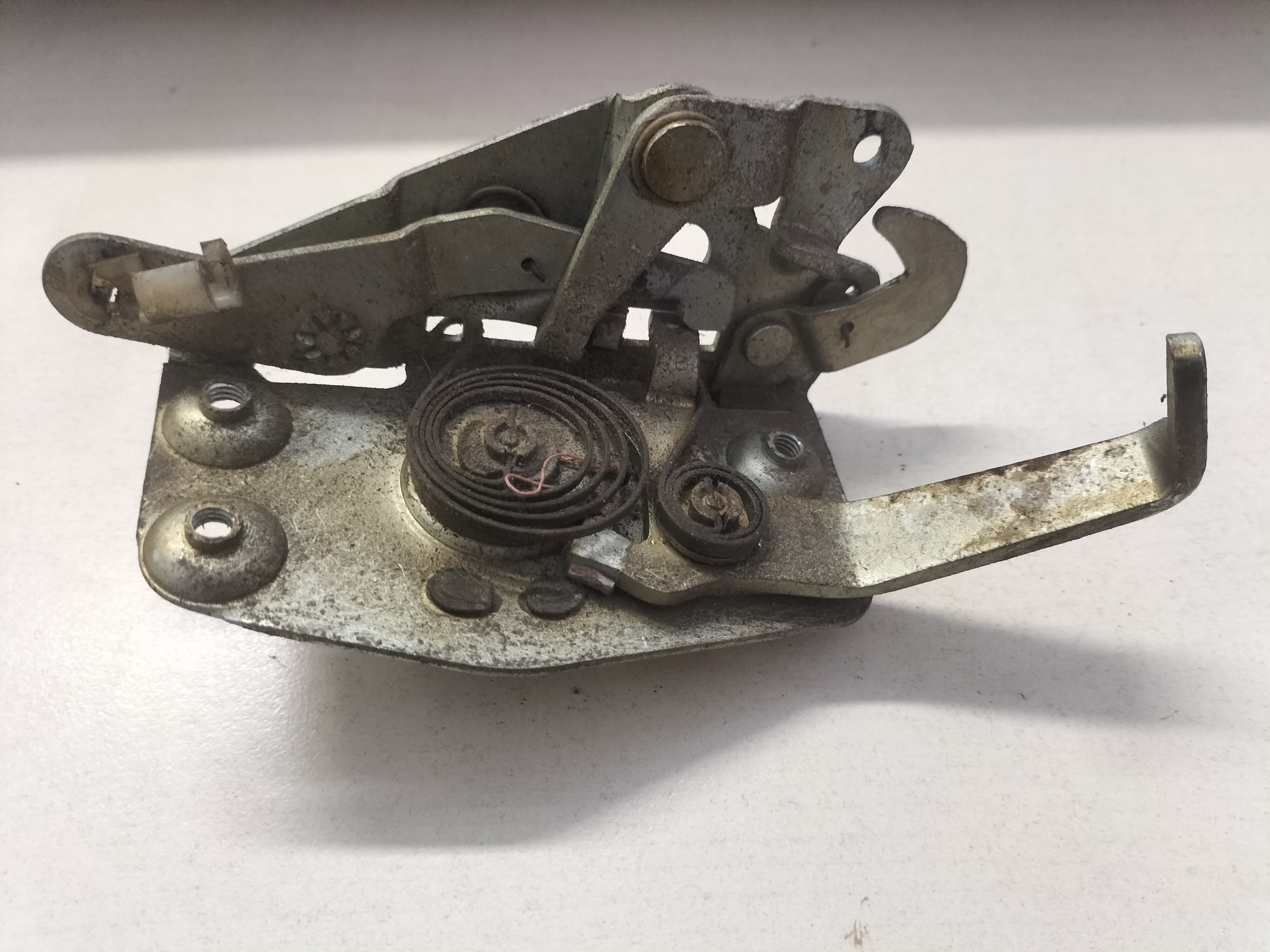 Deurslot linksachter Datsun Cherry E10 82503-M0301 Gebruikt.