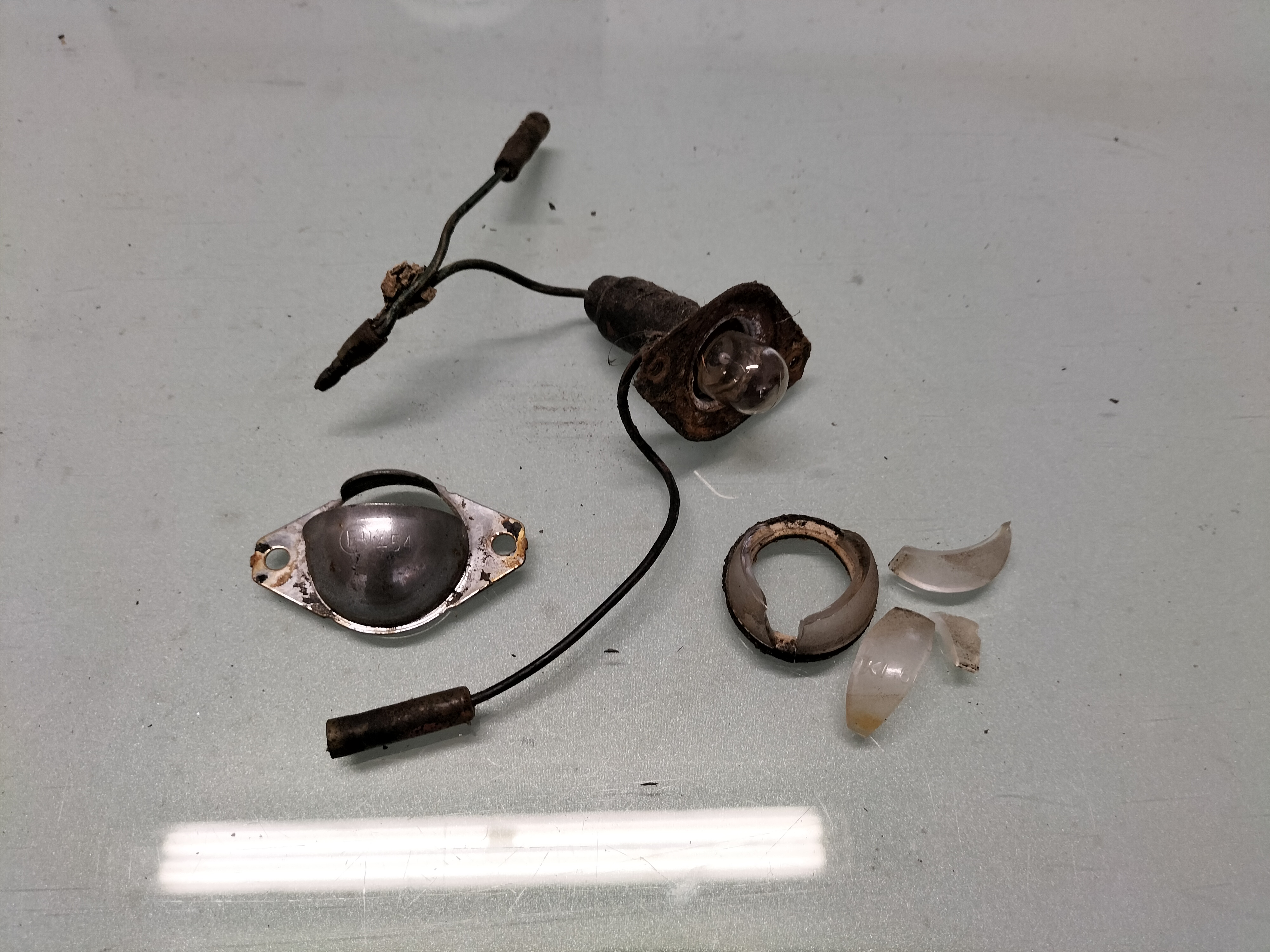 Assy-lamp, licence plate left-hand Nissan 26510-M0901 Used part. little damage.