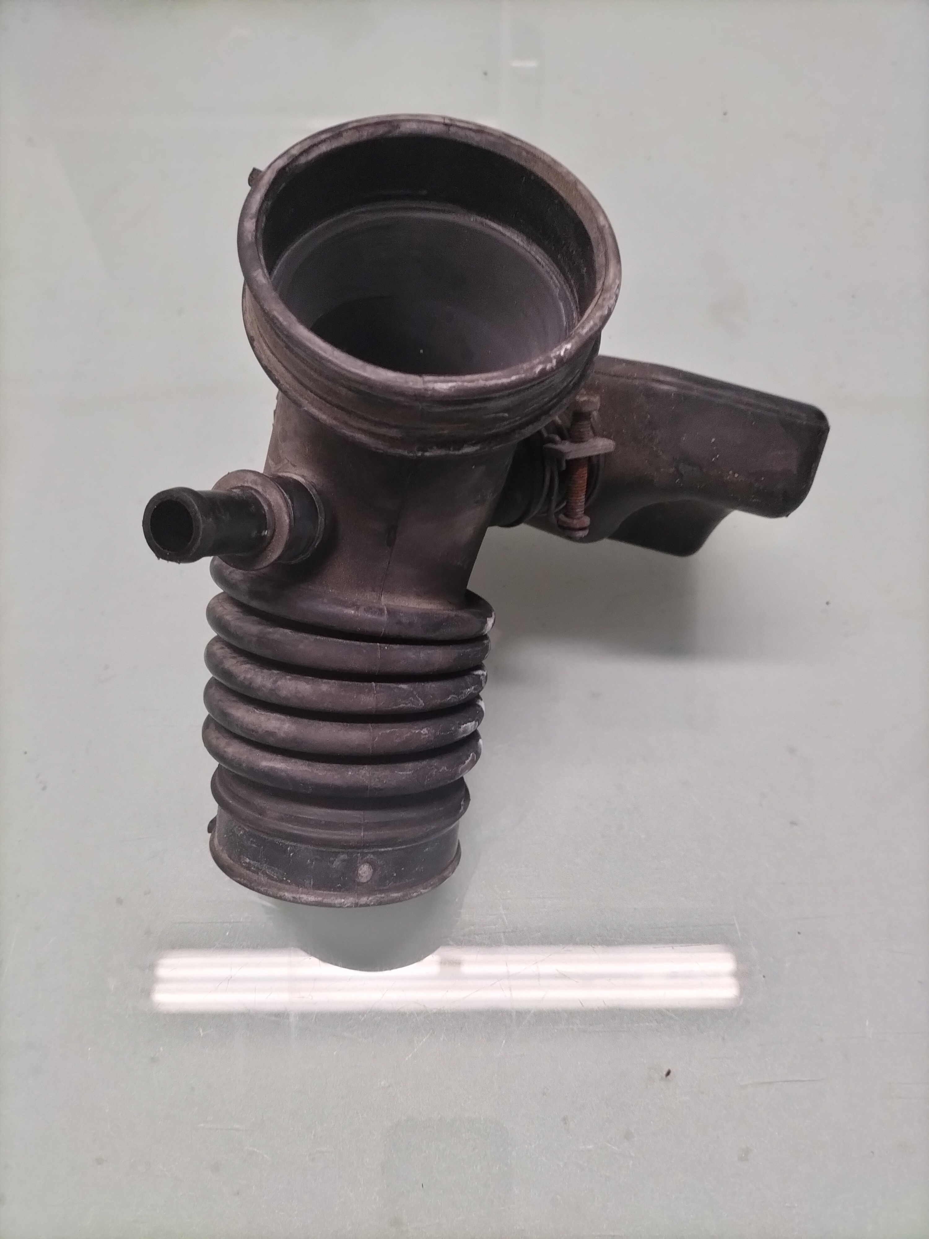 Air duct QR20DE Nissan Primera P12 16576-AU415 Used part.