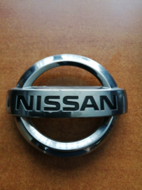 Emblem-front Nissan Note E11 62890-3VA2A Damage