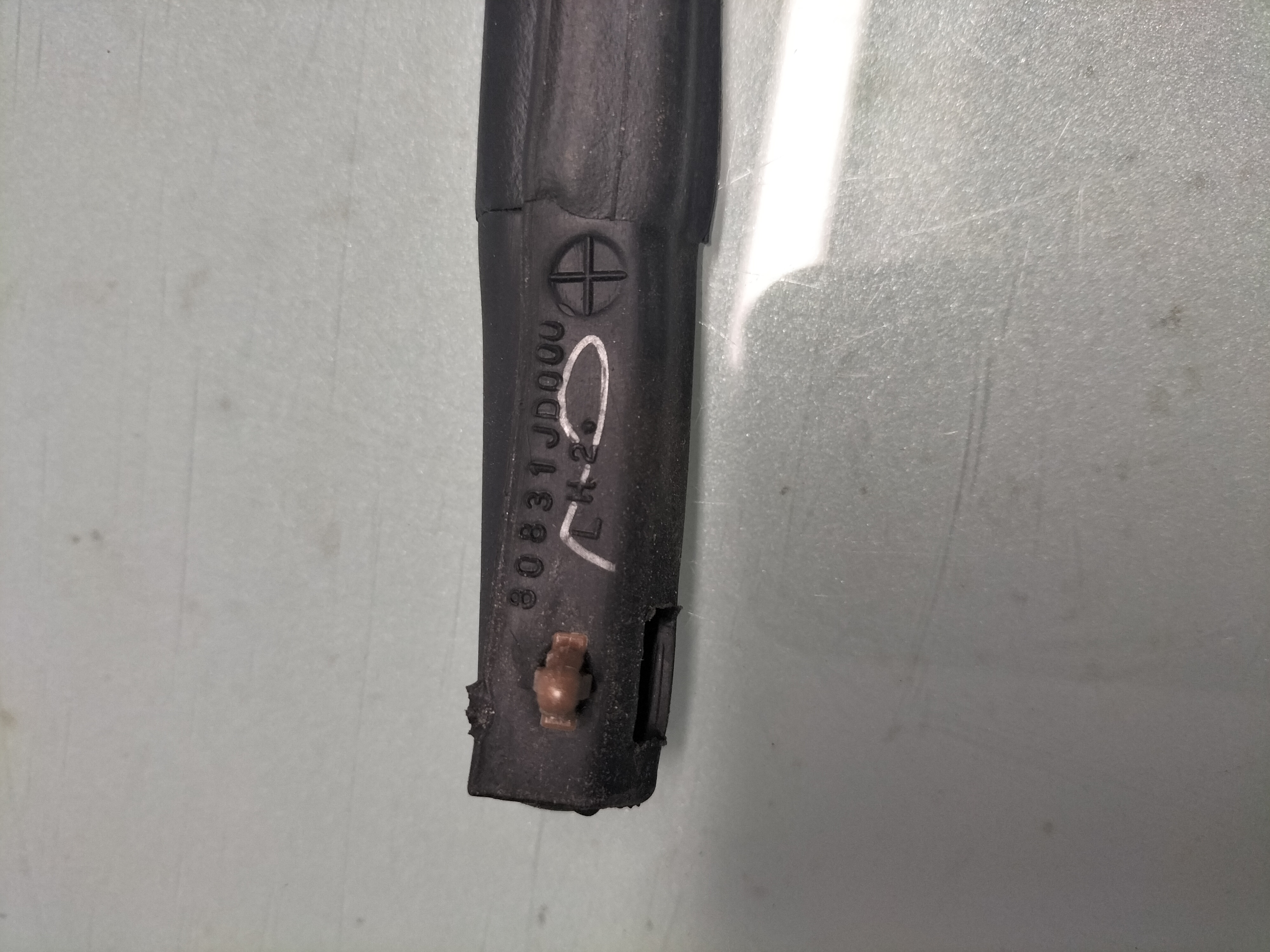 Deurrubber linksvoor deurzijde Nissan Qashqai J10/ JJ10 80831-JD000 Gebruikt.
