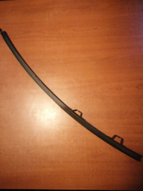 Achterste raamgeleider achterportier links Nissan Bluebird 82207-D4000 T12/ T72 Gebruikt.