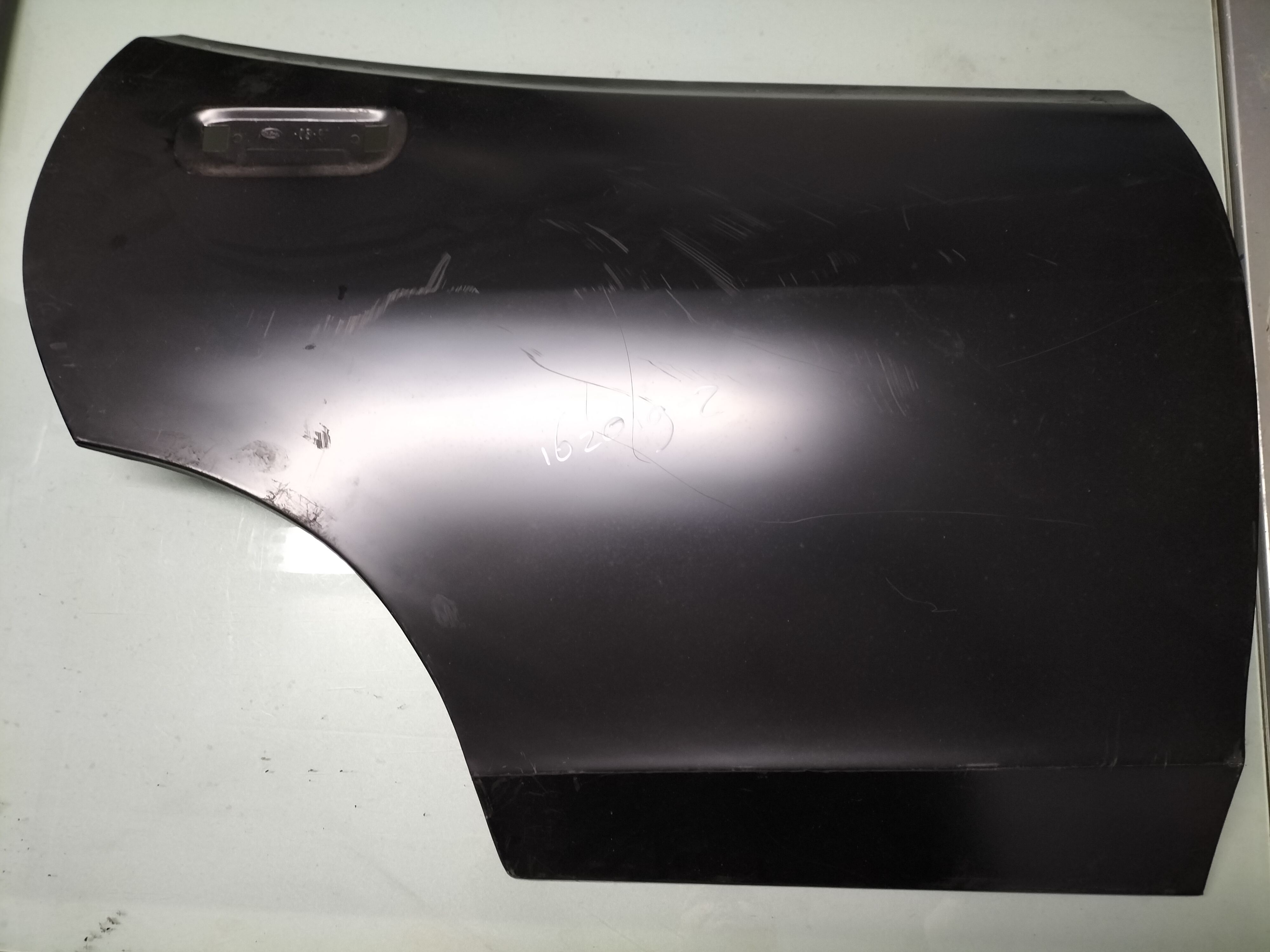 Deurpaneel buitenzijde rechtsachter Datsun Sunny B210 4-deurs sedan 82152-H5000 (162019-2) Nieuw.