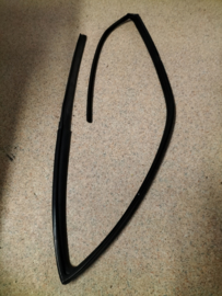Raamgeleiderubber linksvoor Nissan Sunny N14 80331-50C05 Gebruikt.