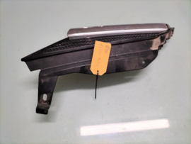 Grille links Nissan Primera P12 62330-AU300 Gebruikt.