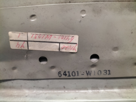 Veerpoothuis Nissan 64101-W1031 Origineel.