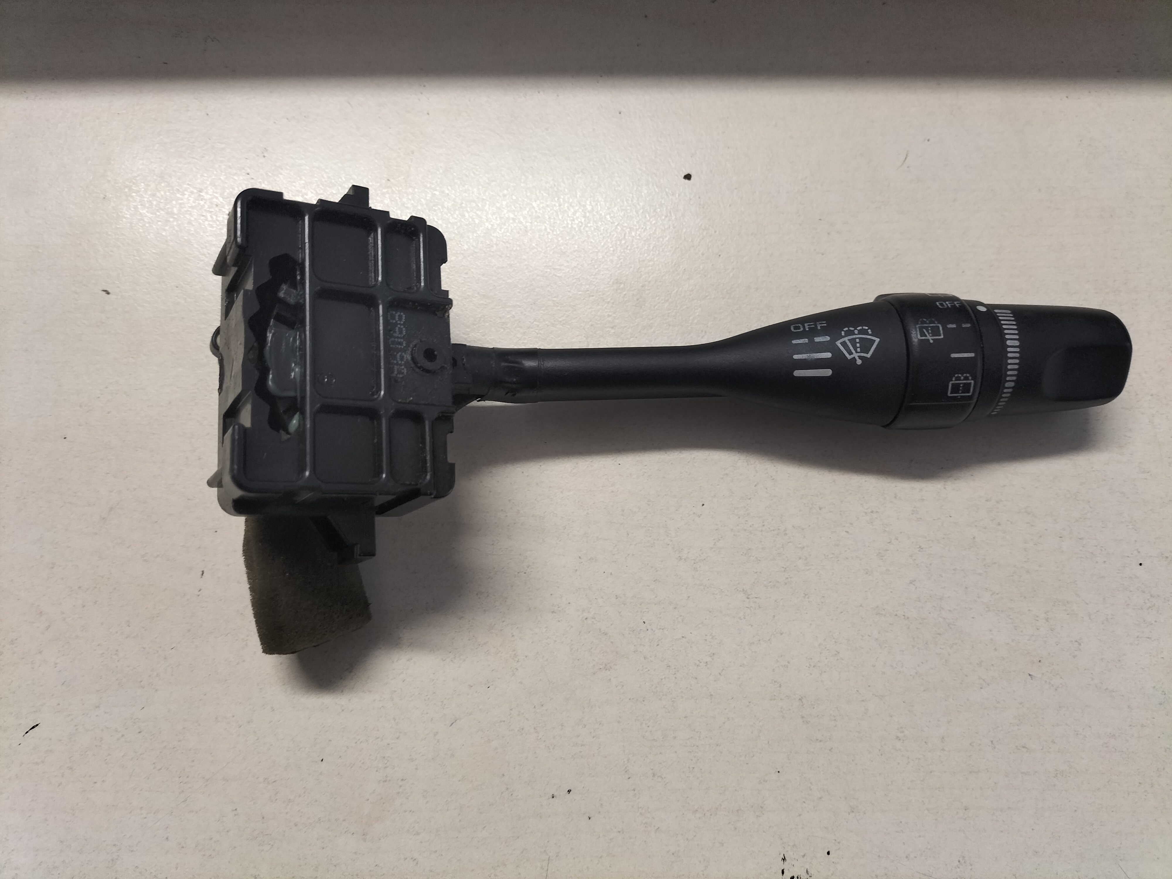 Ruitenwisserschakelaar Nissan 25260-70F02 C23/ N15/ P10/ R20/ S14/ Y60 Gebruikt.