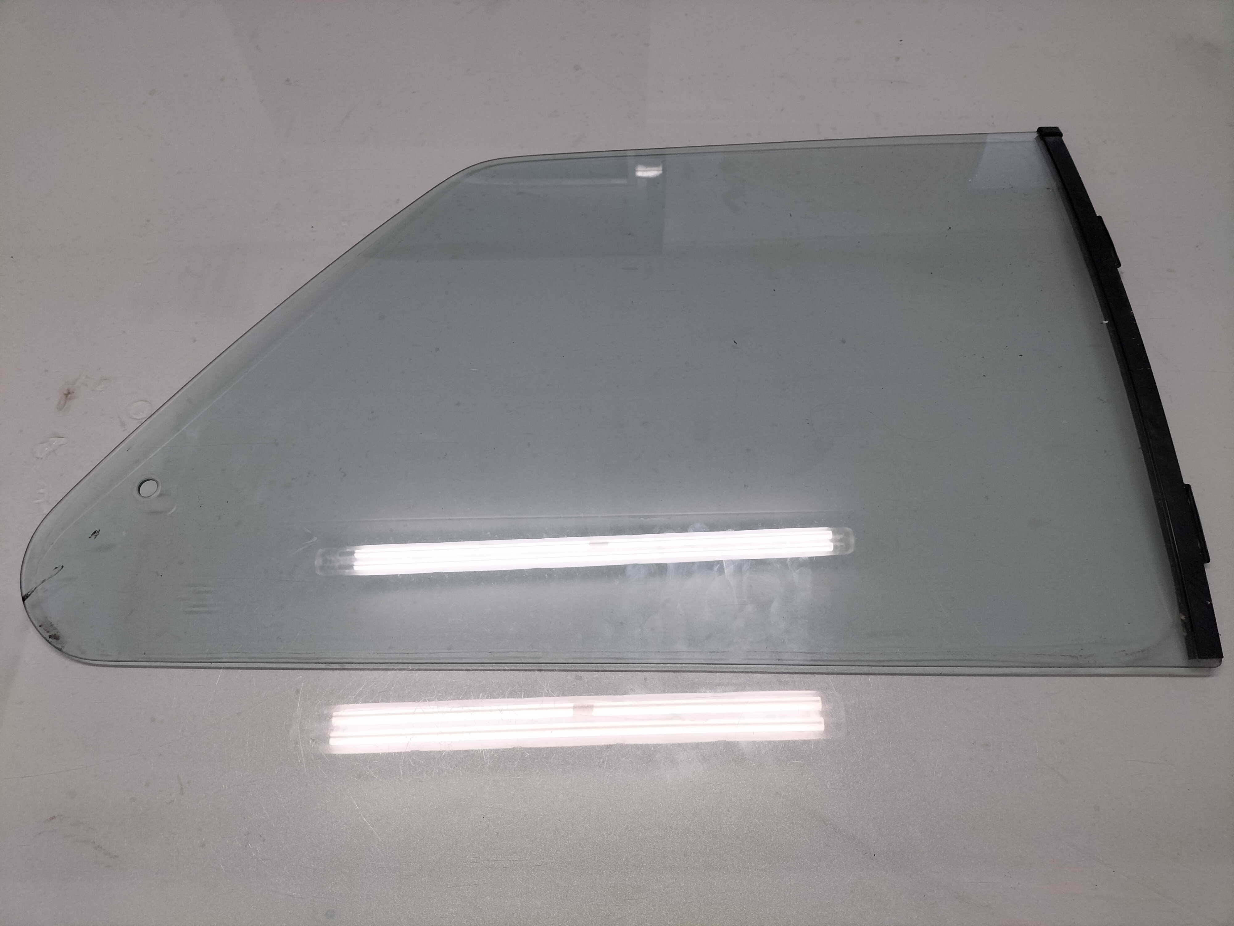 Glass side window, right-hand Nissan Micra K10 83300-05B01 Used part.