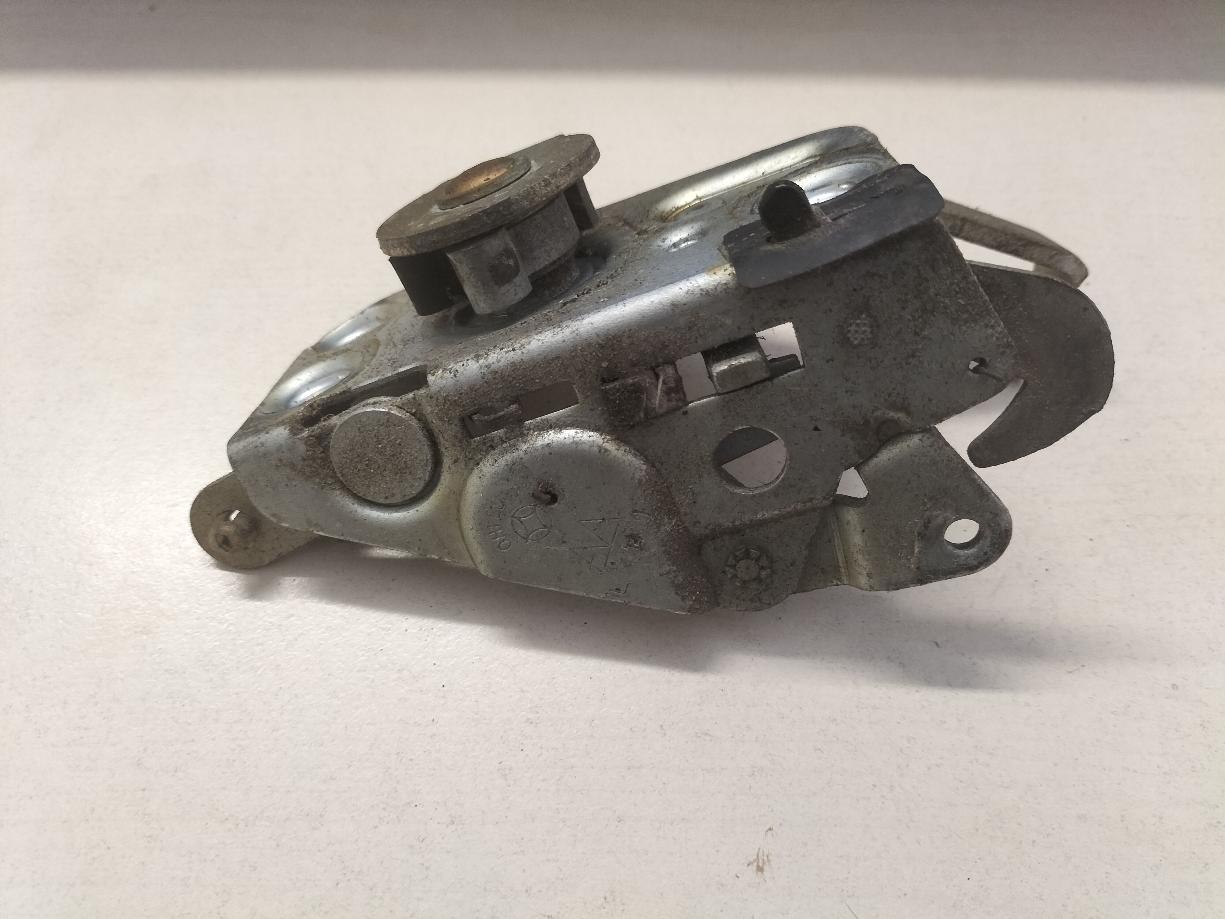 Deurslot linksachter Datsun Cherry E10 82503-M0301 Gebruikt.