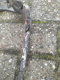 Grille Datsun Cherry F10 sedan 62303-M3903 Gebruikt, lichte schade. Scheur.